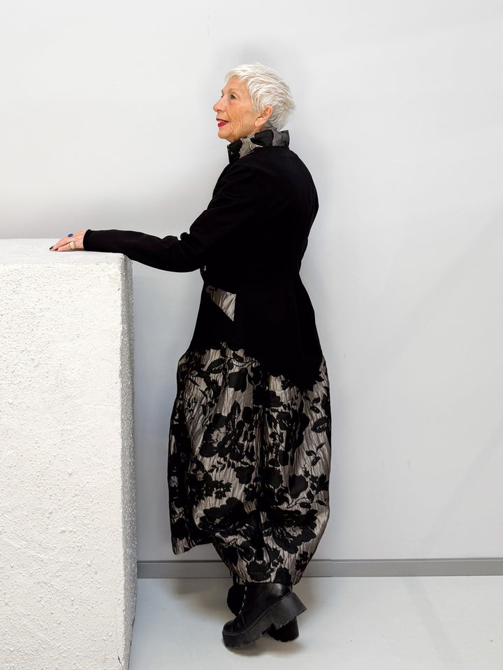 Kurzjacke mit floralen Akzenten