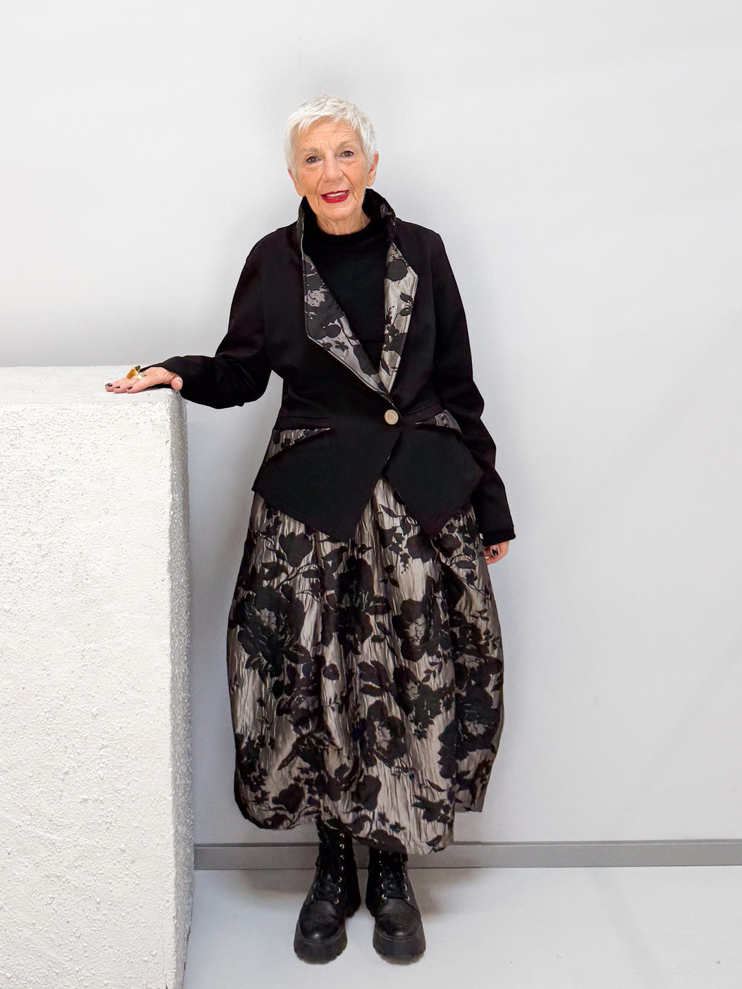 Kurzjacke mit floralen Akzenten