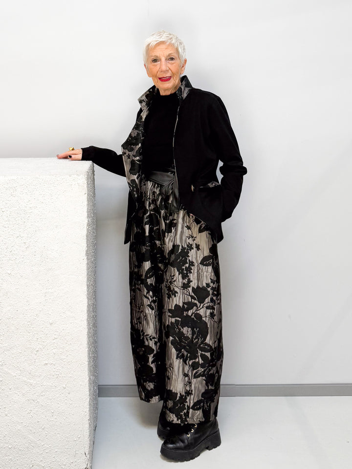 Hose mit floraler Struktur