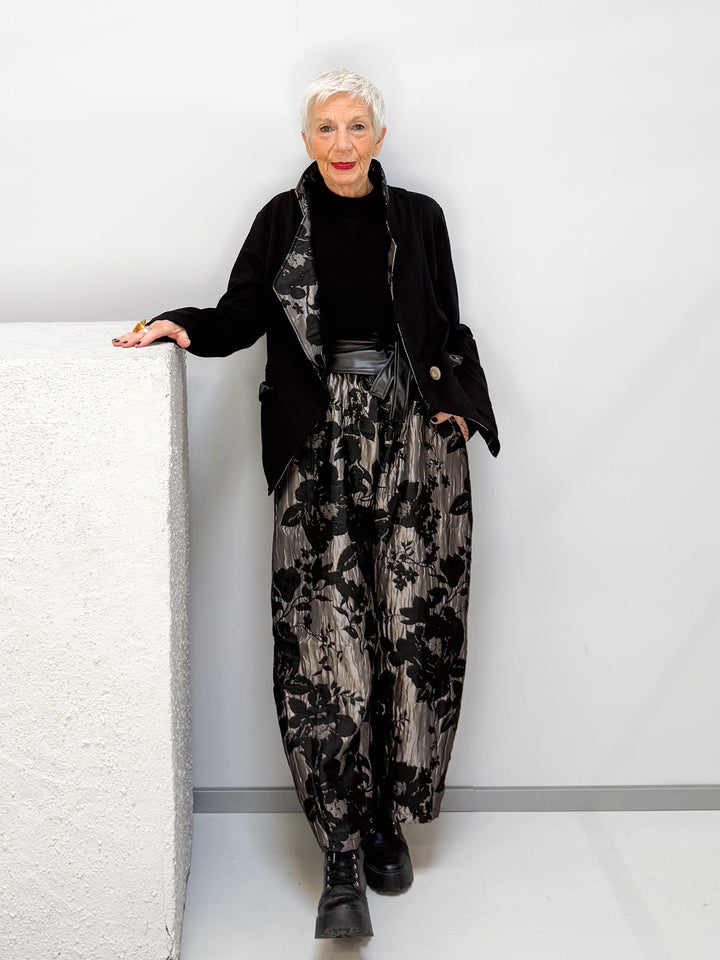 Kurzjacke mit floralen Akzenten