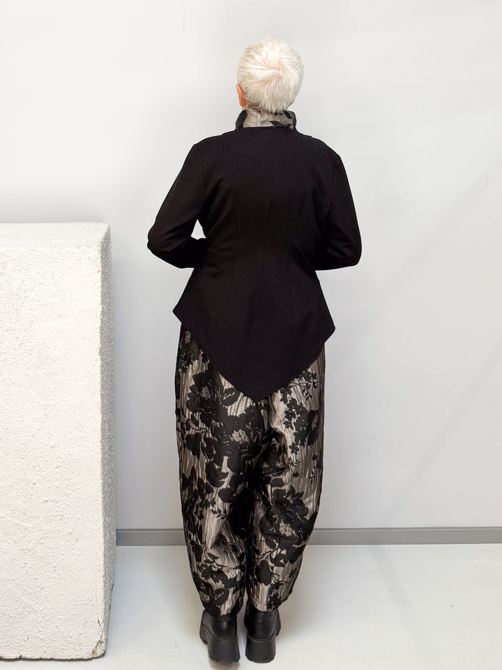 Kurzjacke mit floralen Akzenten