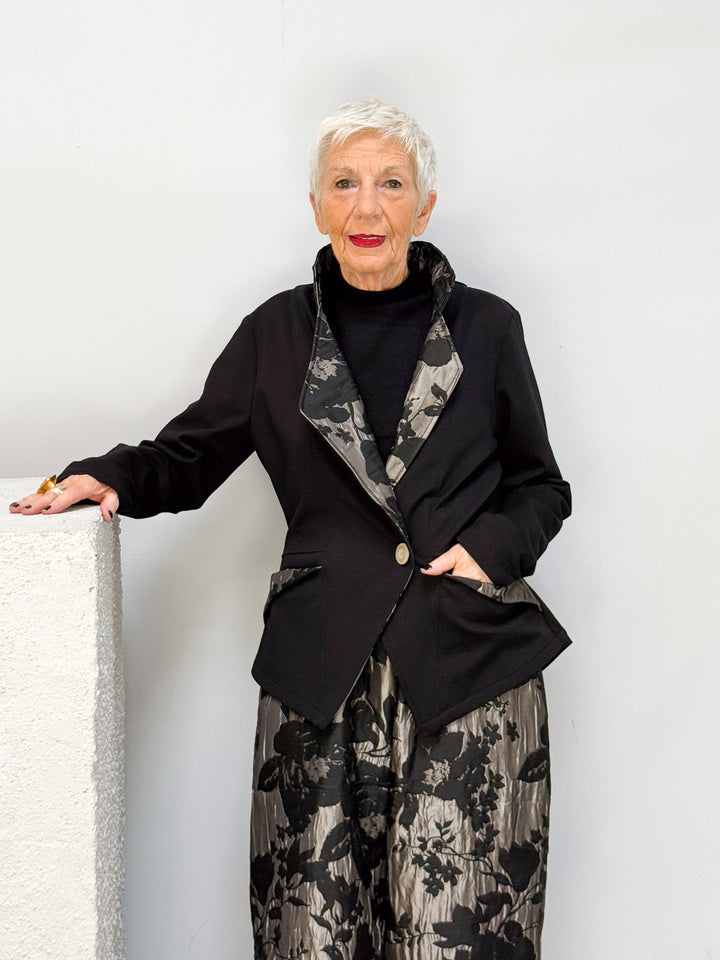 Kurzjacke mit floralen Akzenten