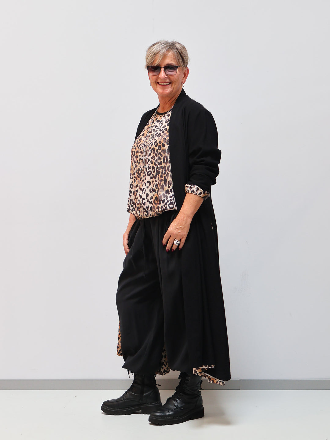 Wendbarer Kimono – zwei Looks in einem Schwarz Leo