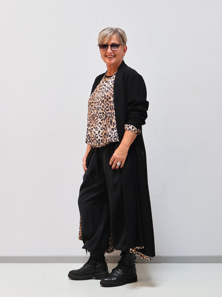 Wendbarer Kimono – zwei Looks in einem Schwarz Leo