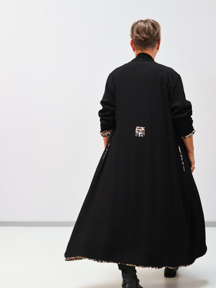 Wendbarer Kimono – zwei Looks in einem Schwarz Leo