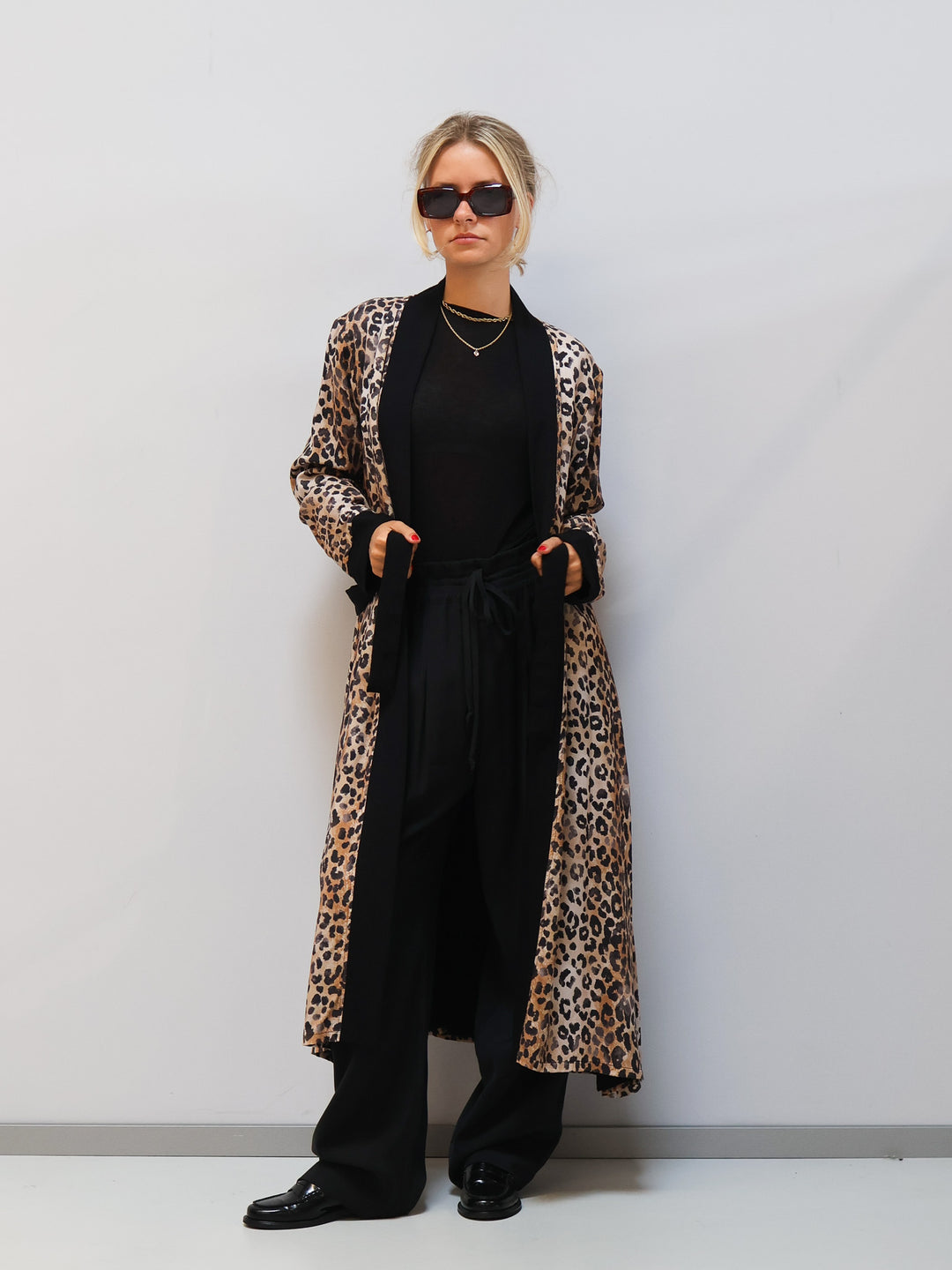 Wendbarer Kimono – zwei Looks in einem Schwarz Leo