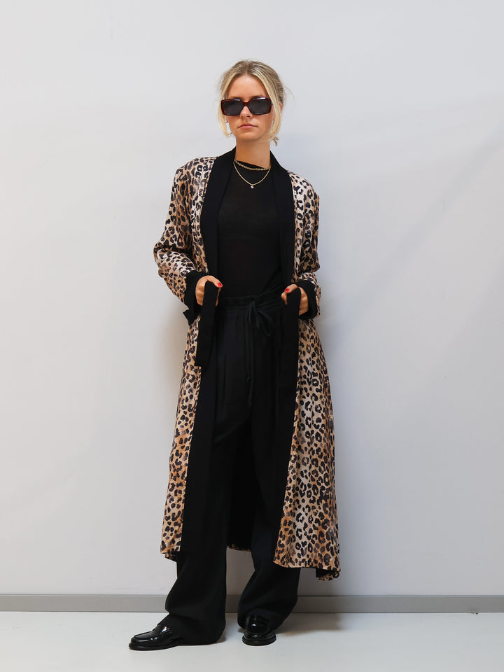 Wendbarer Kimono – zwei Looks in einem Schwarz Leo