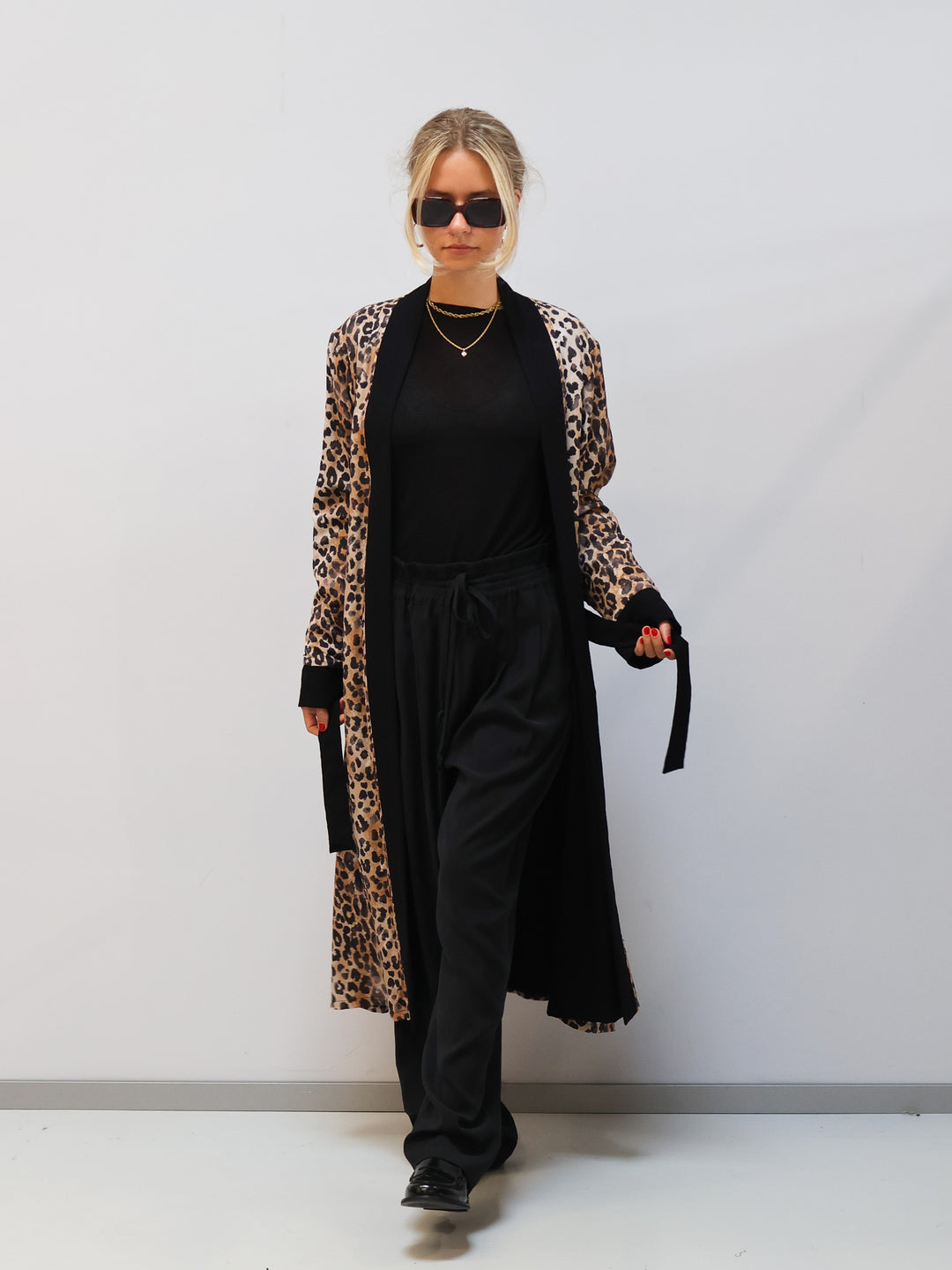 Wendbarer Kimono – zwei Looks in einem Schwarz Leo