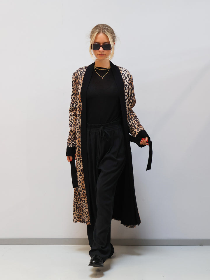 Wendbarer Kimono – zwei Looks in einem Schwarz Leo