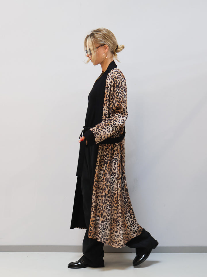 Wendbarer Kimono – zwei Looks in einem Schwarz Leo