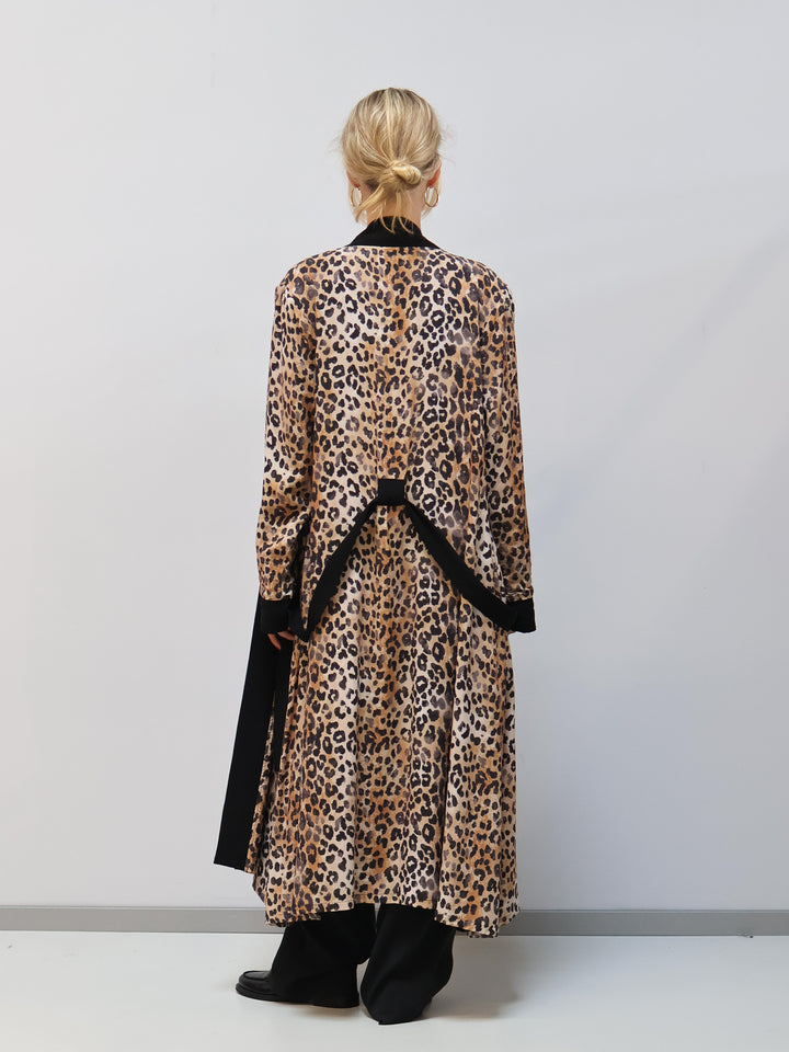 Wendbarer Kimono – zwei Looks in einem Schwarz Leo