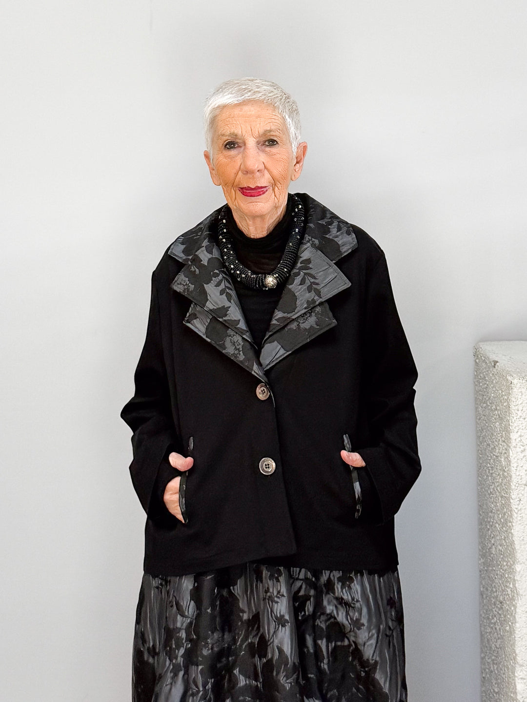 Kurzjacke mit floralen Akzenten