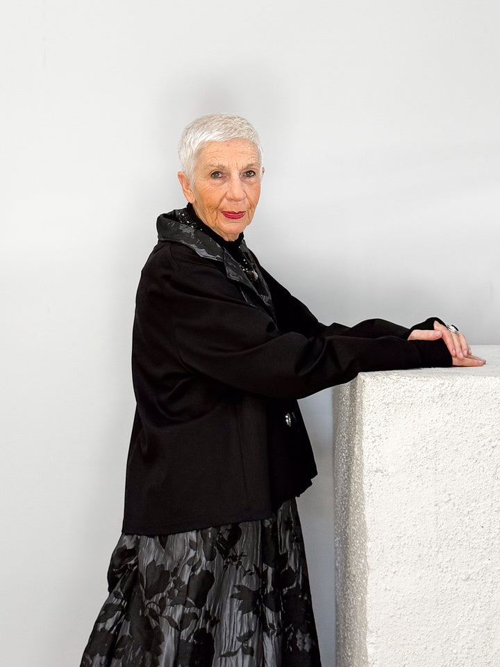 Kurzjacke mit floralen Akzenten