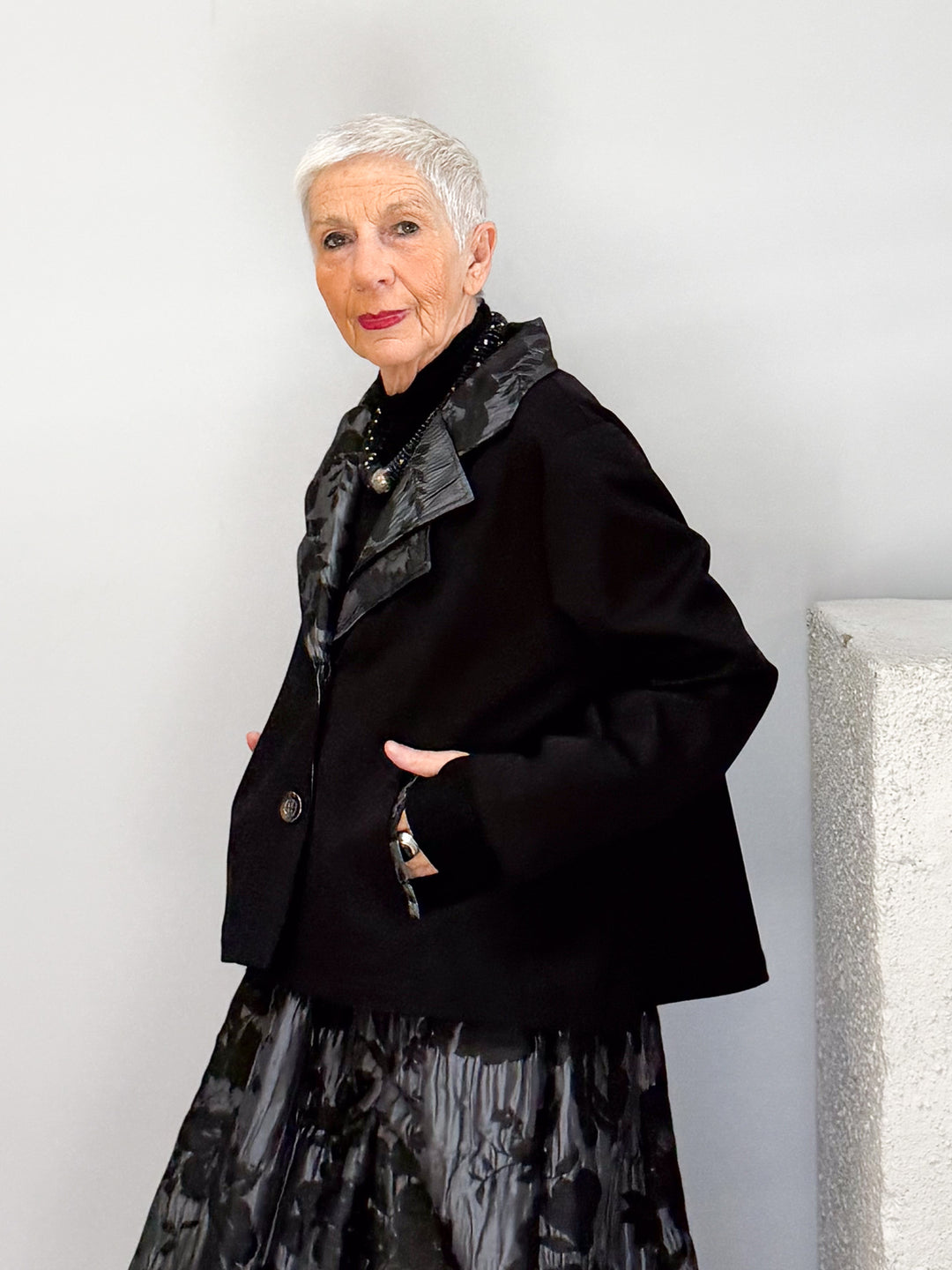 Kurzjacke mit floralen Akzenten