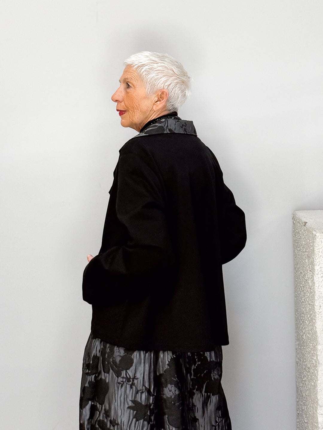 Kurzjacke mit floralen Akzenten