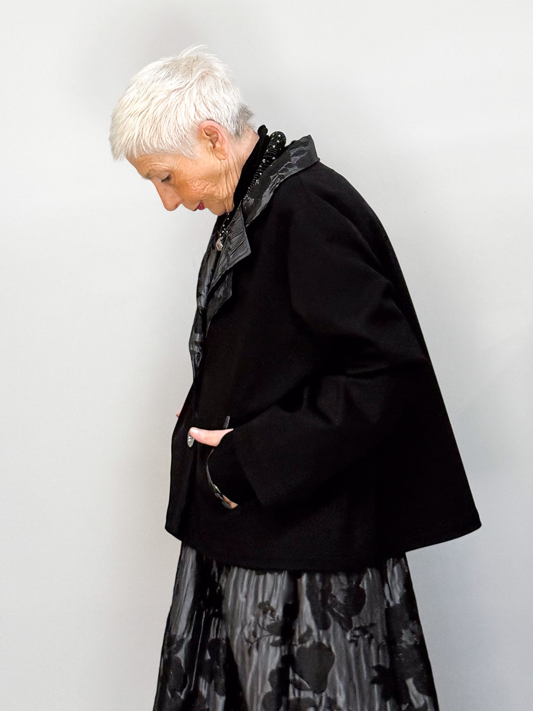 Kurzjacke mit floralen Akzenten