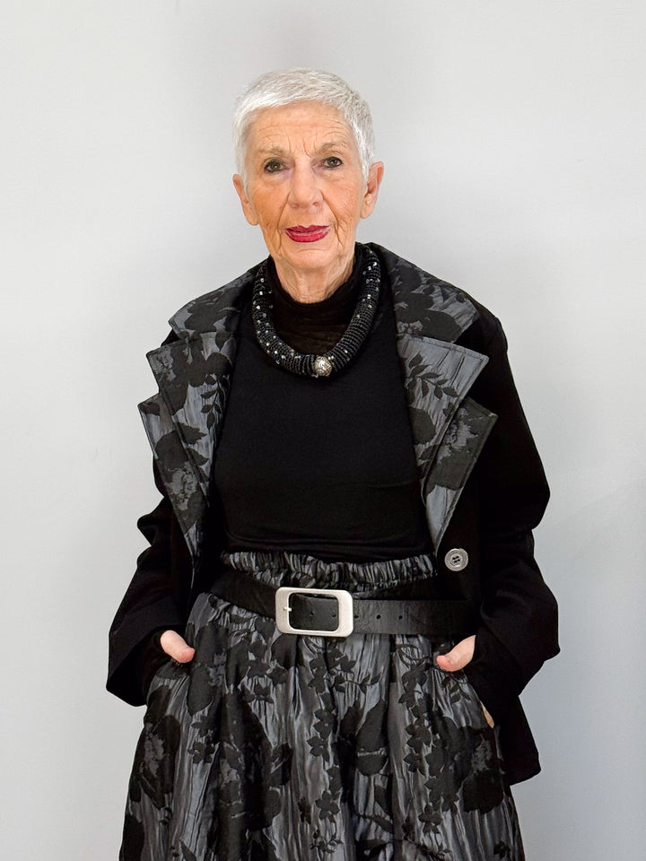 Kurzjacke mit floralen Akzenten