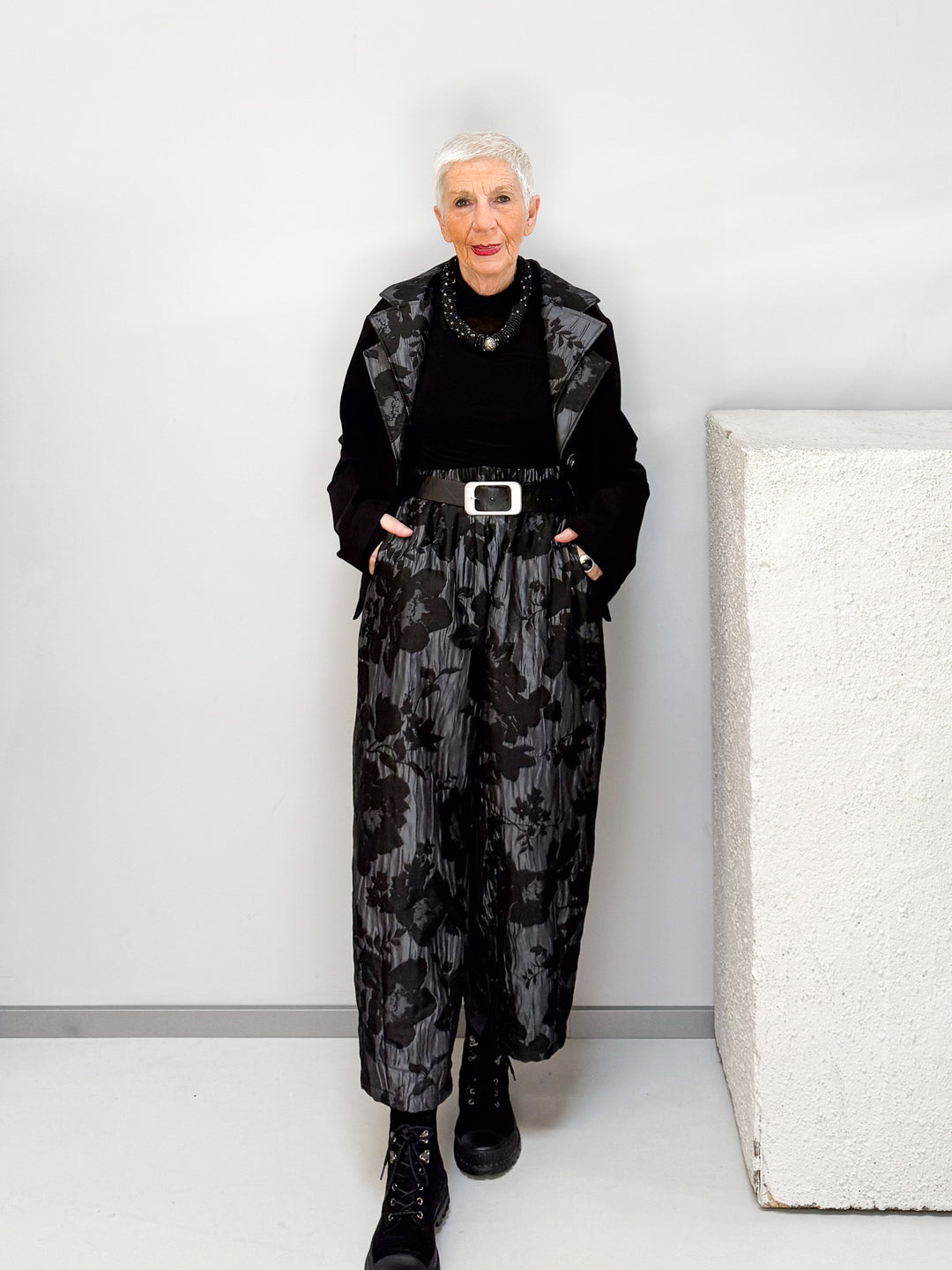 Hose mit floraler Struktur