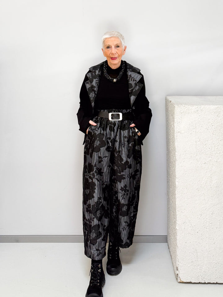 Hose mit floraler Struktur