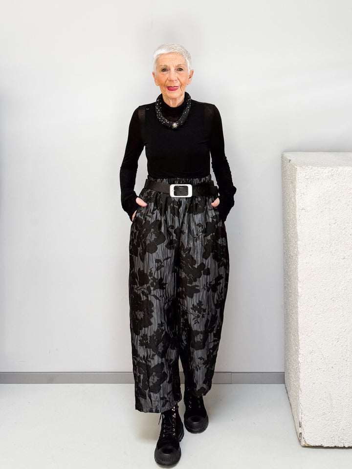 Hose mit floraler Struktur