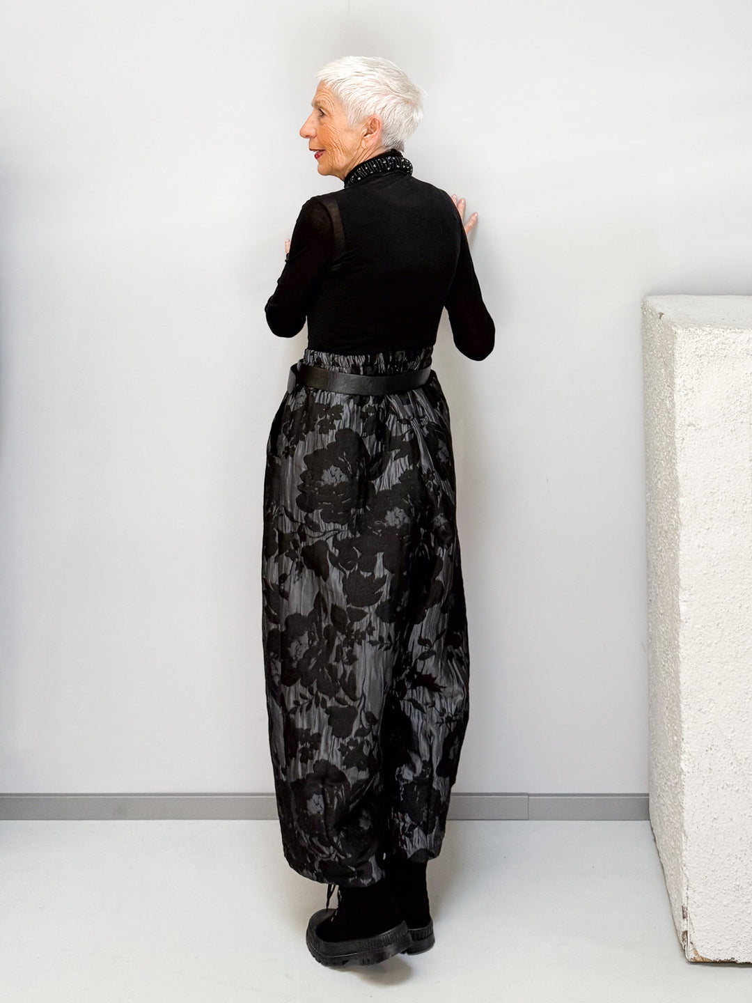 Hose mit floraler Struktur