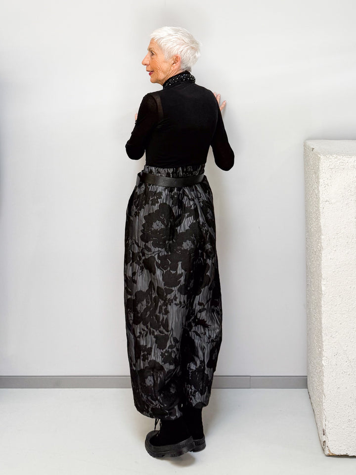 Hose mit floraler Struktur