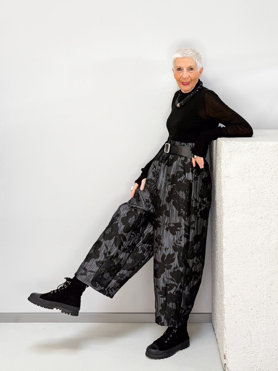 Hose mit floraler Struktur