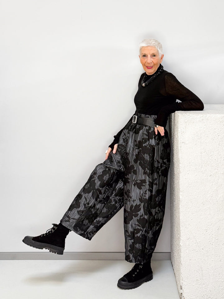 Hose mit floraler Struktur